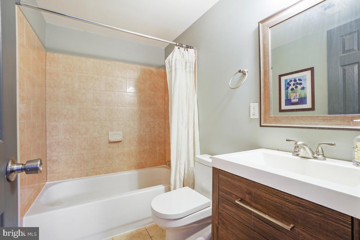 1377 K ST SE #2, WASHINGTON, District Of Columbia 20003, 2 Bedrooms Bedrooms, ,3 BathroomsBathrooms,Residential,For sale,1377 K ST SE #2,DCDC2189398 MLS # DCDC2189398