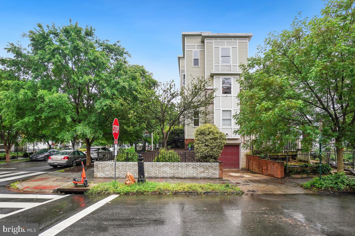 1377 K ST SE #2, WASHINGTON, District Of Columbia 20003, 2 Bedrooms Bedrooms, ,3 BathroomsBathrooms,Residential,For sale,1377 K ST SE #2,DCDC2189398 MLS # DCDC2189398