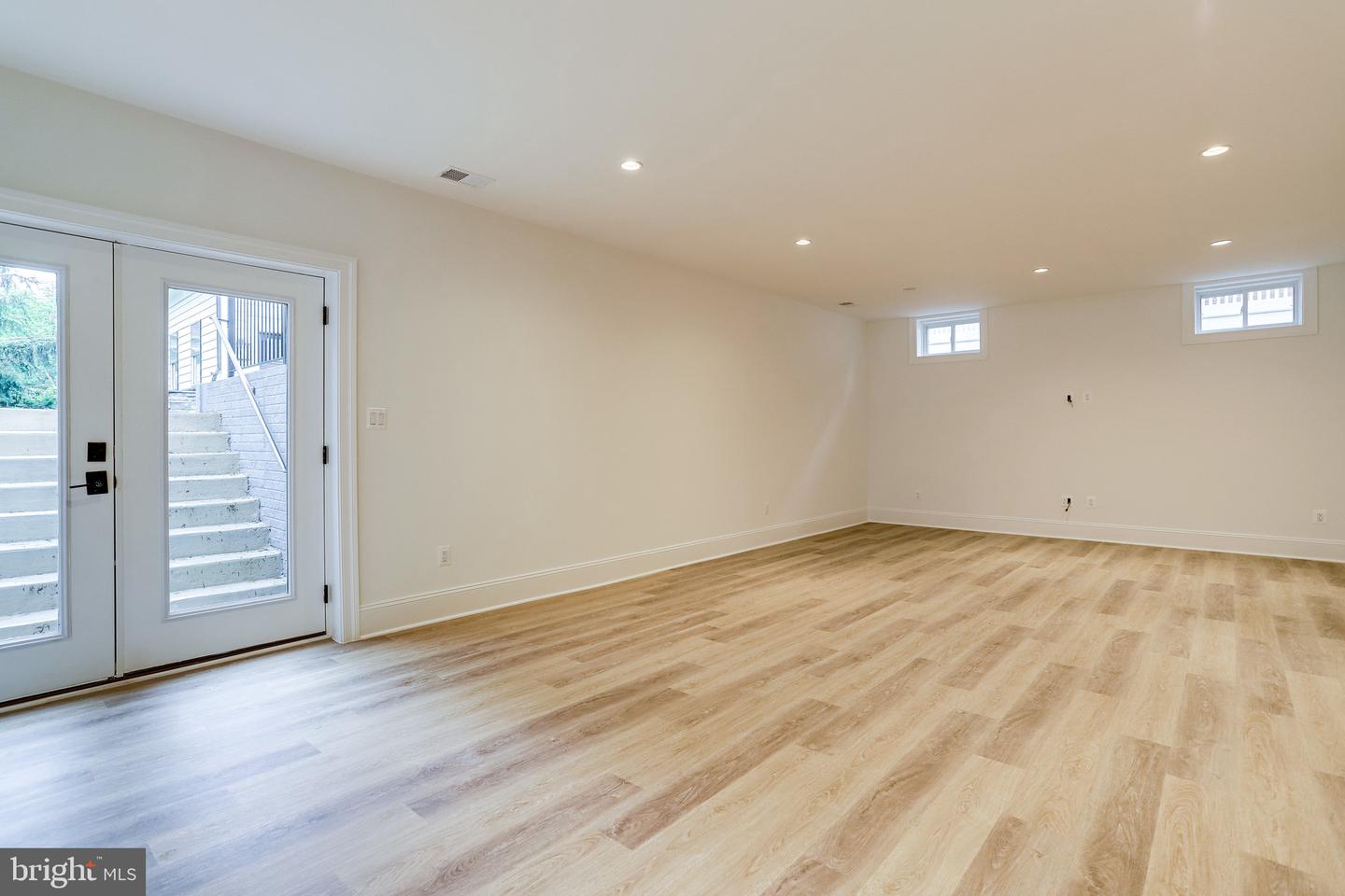 1933 N VAN BUREN ST, ARLINGTON, Virginia 22205, 4 Bedrooms Bedrooms, ,3 BathroomsBathrooms,Residential,For sale,1933 N VAN BUREN ST,VAAR2054436 MLS # VAAR2054436