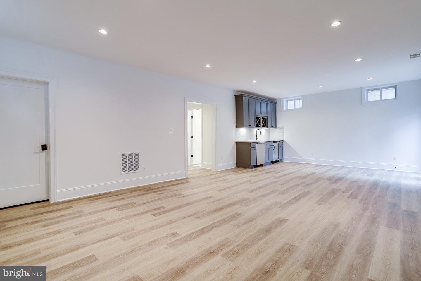 1933 N VAN BUREN ST, ARLINGTON, Virginia 22205, 4 Bedrooms Bedrooms, ,3 BathroomsBathrooms,Residential,For sale,1933 N VAN BUREN ST,VAAR2054436 MLS # VAAR2054436