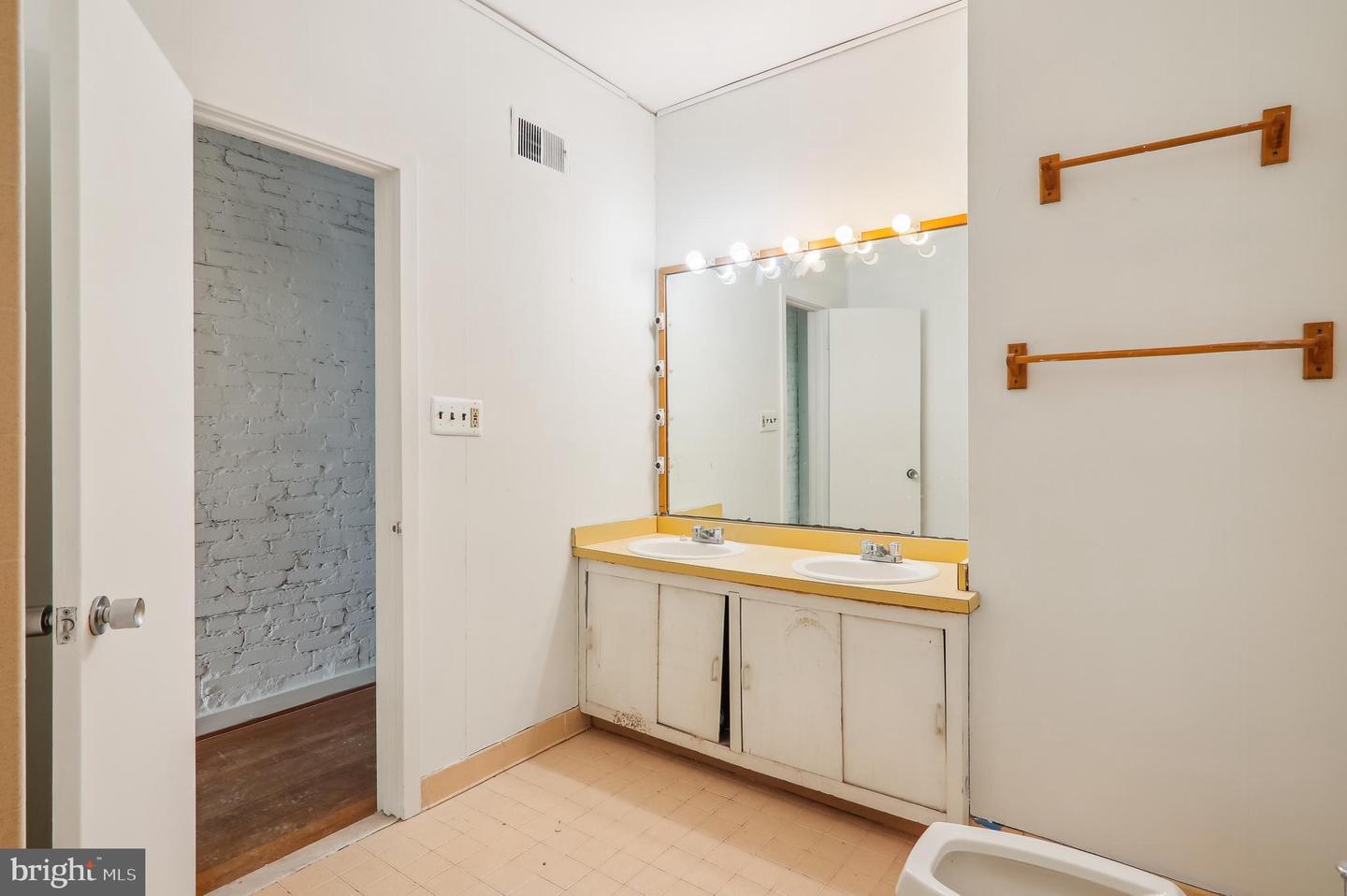 1213 D ST NE, WASHINGTON, District Of Columbia 20002, 3 Bedrooms Bedrooms, 6 Rooms Rooms,1 BathroomBathrooms,Residential,For sale,1213 D ST NE,DCDC2171192 MLS # DCDC2171192