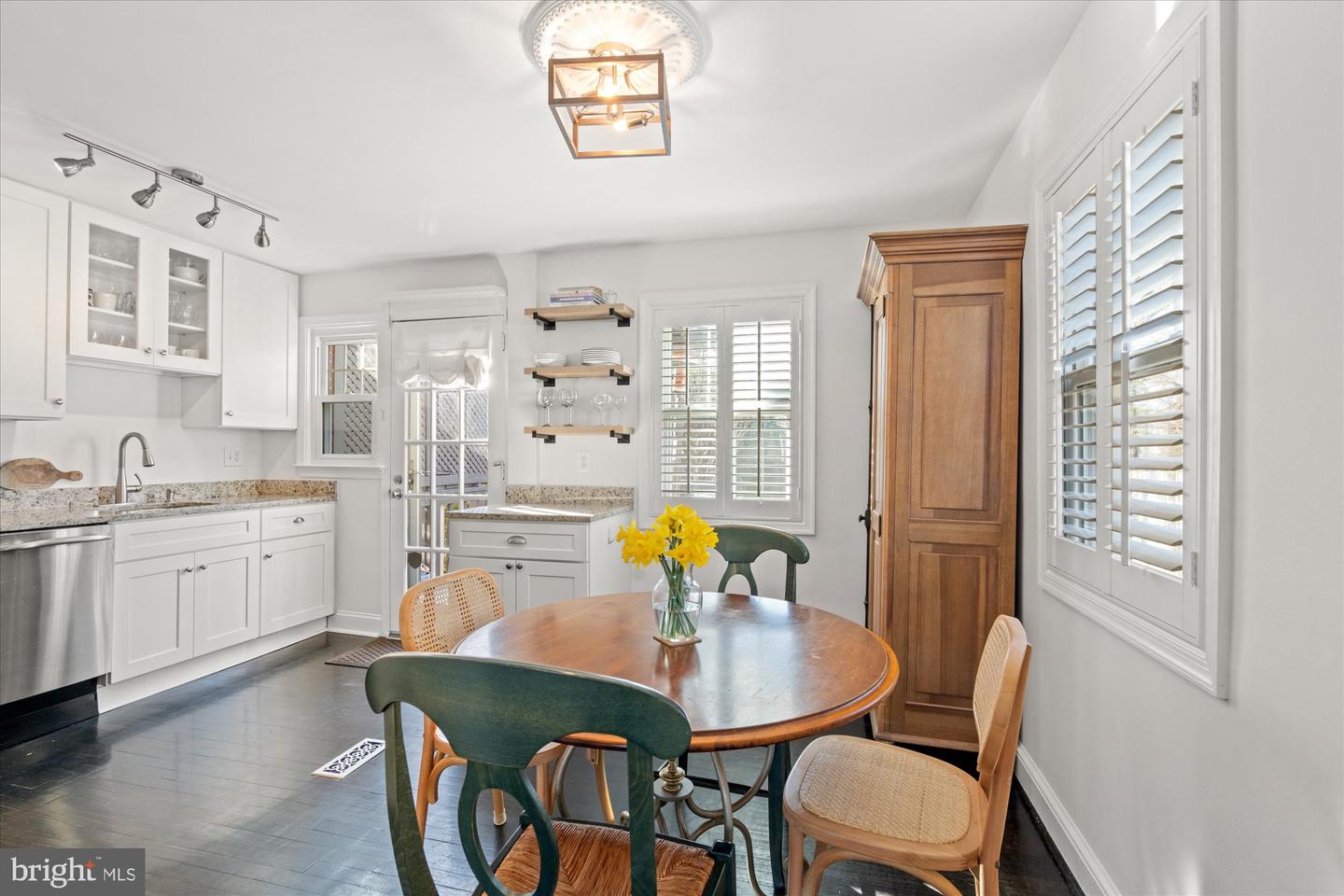 3 E CUSTIS AVE, ALEXANDRIA, Virginia 22301, 2 Bedrooms Bedrooms, ,2 BathroomsBathrooms,Residential,For sale,3 E CUSTIS AVE,VAAX2040782 MLS # VAAX2040782