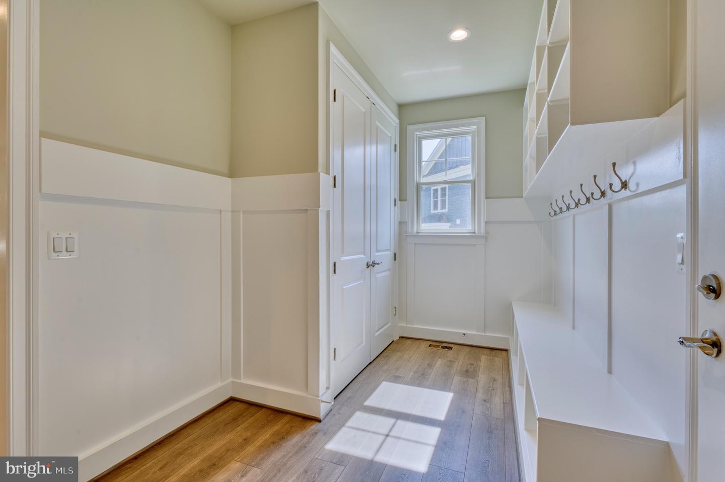 389 HOLMES DR NW, VIENNA, Virginia 22180, 5 Bedrooms Bedrooms, ,5 BathroomsBathrooms,Residential,For sale,389 HOLMES DR NW,VAFX2228210 MLS # VAFX2228210