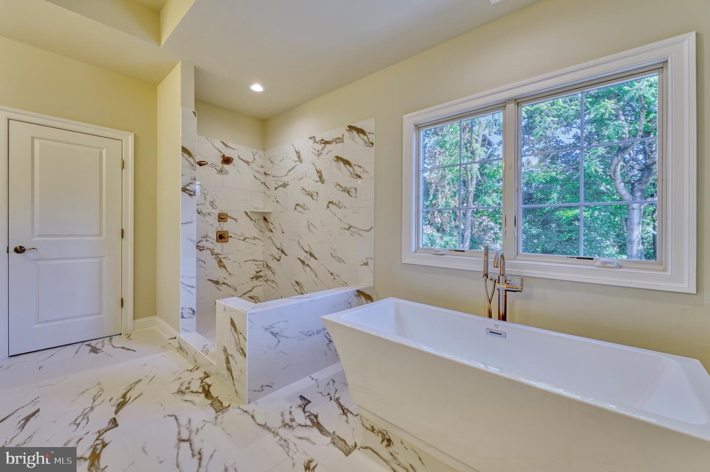 389 HOLMES DR NW, VIENNA, Virginia 22180, 5 Bedrooms Bedrooms, ,5 BathroomsBathrooms,Residential,For sale,389 HOLMES DR NW,VAFX2228210 MLS # VAFX2228210