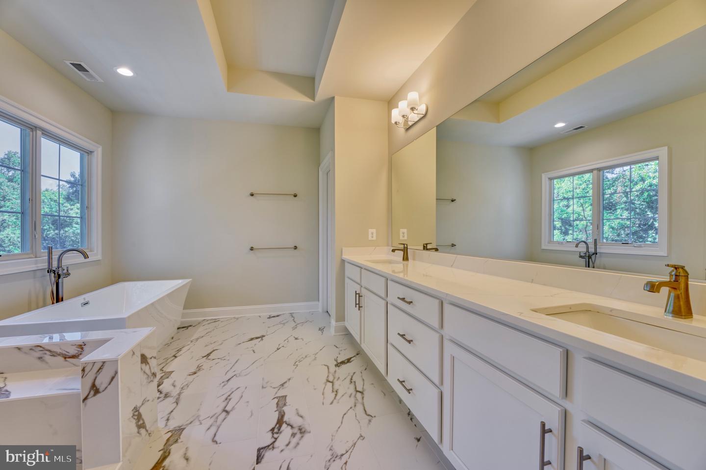389 HOLMES DR NW, VIENNA, Virginia 22180, 5 Bedrooms Bedrooms, ,5 BathroomsBathrooms,Residential,For sale,389 HOLMES DR NW,VAFX2228210 MLS # VAFX2228210