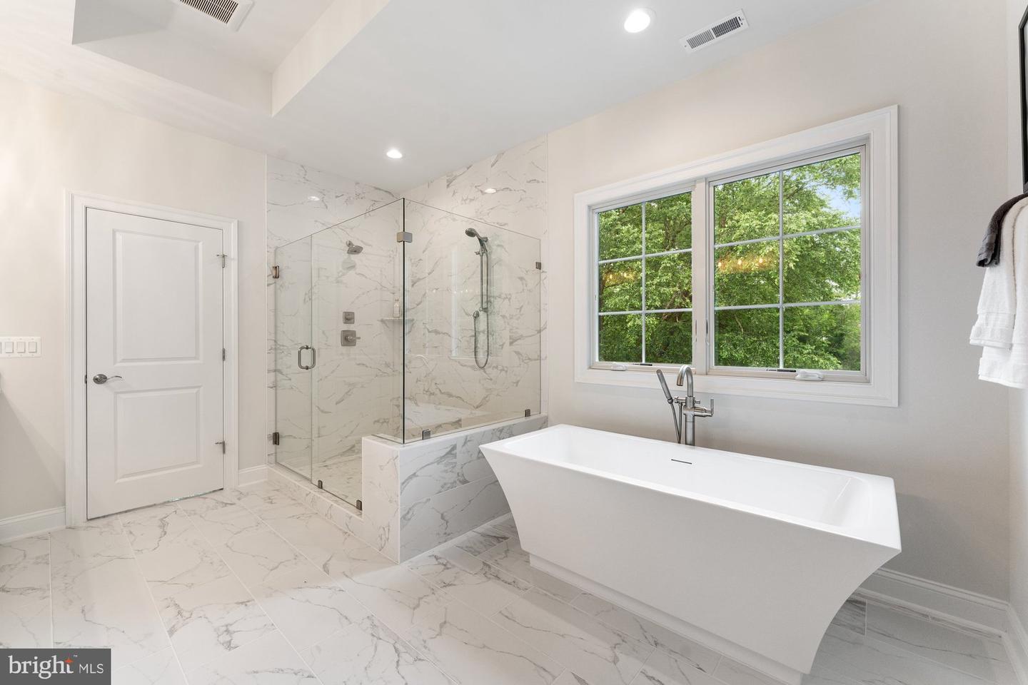 389 HOLMES DR NW, VIENNA, Virginia 22180, 5 Bedrooms Bedrooms, ,5 BathroomsBathrooms,Residential,For sale,389 HOLMES DR NW,VAFX2228210 MLS # VAFX2228210