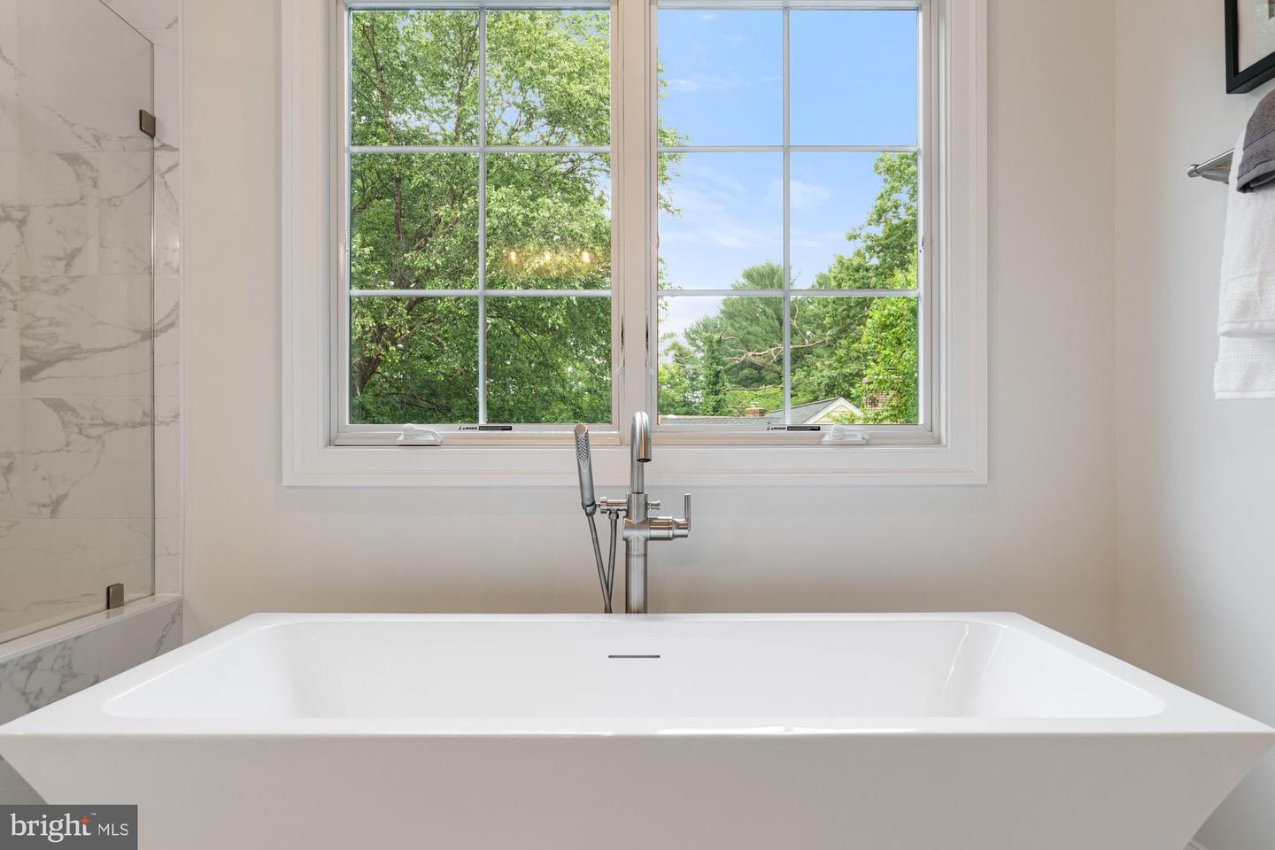 389 HOLMES DR NW, VIENNA, Virginia 22180, 5 Bedrooms Bedrooms, ,5 BathroomsBathrooms,Residential,For sale,389 HOLMES DR NW,VAFX2228210 MLS # VAFX2228210