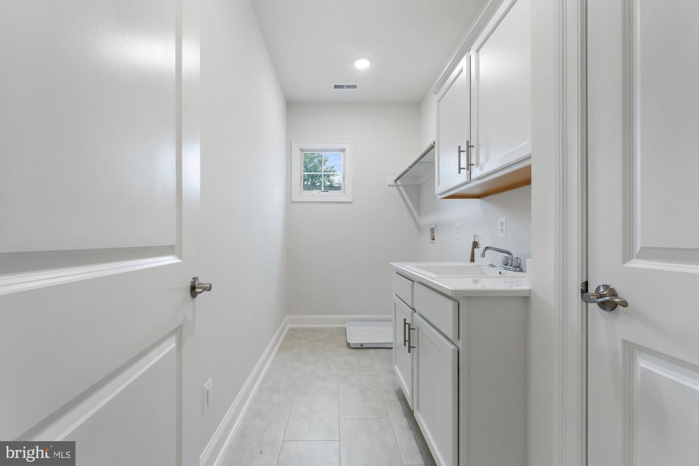 389 HOLMES DR NW, VIENNA, Virginia 22180, 5 Bedrooms Bedrooms, ,5 BathroomsBathrooms,Residential,For sale,389 HOLMES DR NW,VAFX2228210 MLS # VAFX2228210