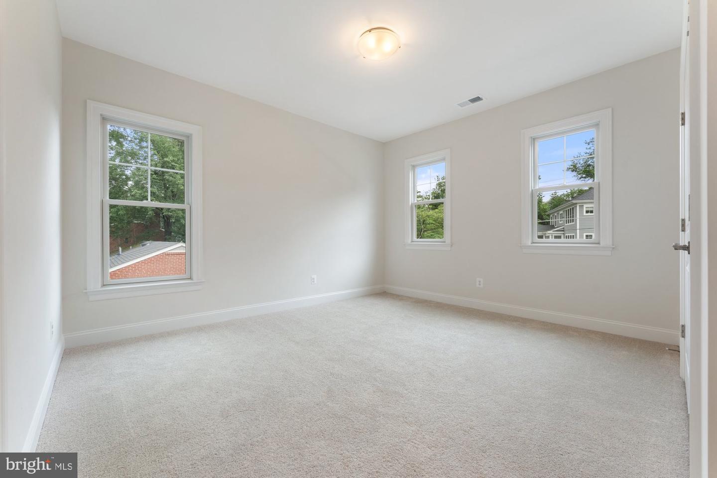 389 HOLMES DR NW, VIENNA, Virginia 22180, 5 Bedrooms Bedrooms, ,5 BathroomsBathrooms,Residential,For sale,389 HOLMES DR NW,VAFX2228210 MLS # VAFX2228210