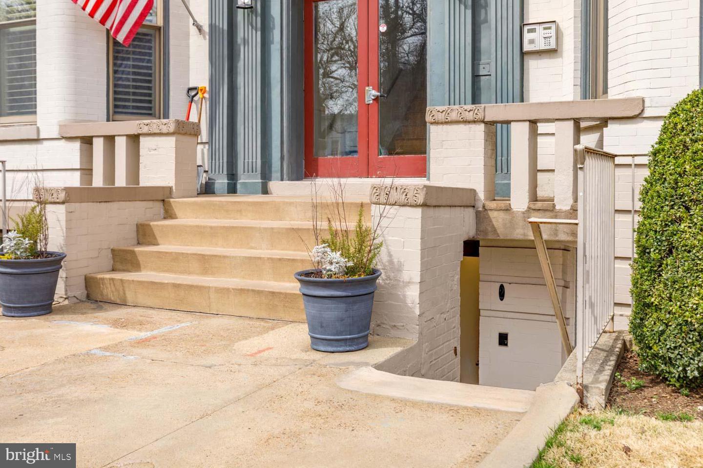 424 EAST CAPITOL ST NE #2, WASHINGTON, District Of Columbia 20003, 1 Bedroom Bedrooms, ,1 BathroomBathrooms,Residential,For sale,424 EAST CAPITOL ST NE #2,DCDC2189718 MLS # DCDC2189718