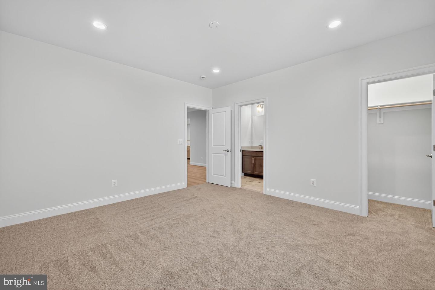 910 FAIRWAY DR NE, VIENNA, Virginia 22180, 6 Bedrooms Bedrooms, ,6 BathroomsBathrooms,Residential,For sale,910 FAIRWAY DR NE,VAFX2228436 MLS # VAFX2228436