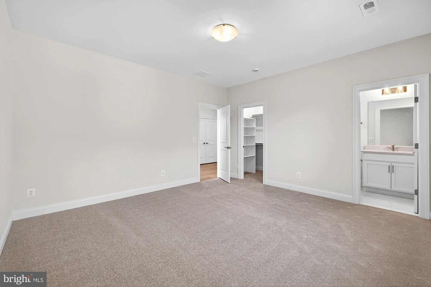 910 FAIRWAY DR NE, VIENNA, Virginia 22180, 6 Bedrooms Bedrooms, ,6 BathroomsBathrooms,Residential,For sale,910 FAIRWAY DR NE,VAFX2228436 MLS # VAFX2228436
