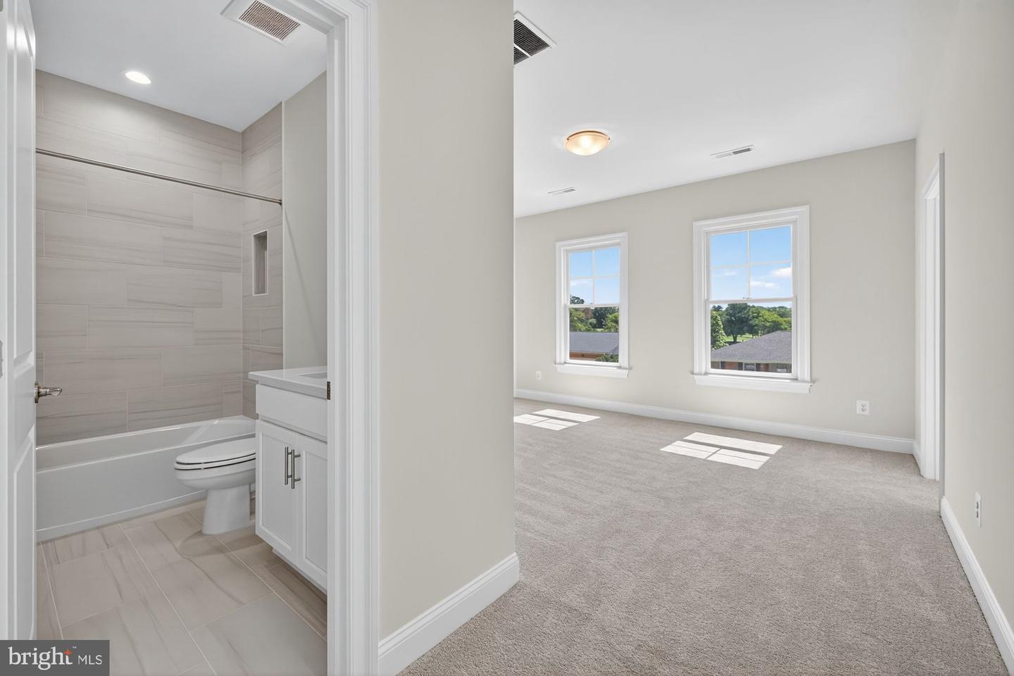 910 FAIRWAY DR NE, VIENNA, Virginia 22180, 6 Bedrooms Bedrooms, ,6 BathroomsBathrooms,Residential,For sale,910 FAIRWAY DR NE,VAFX2228436 MLS # VAFX2228436