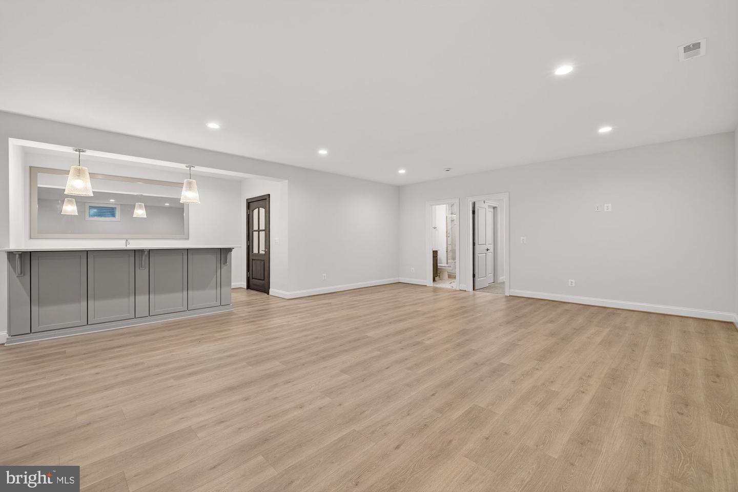 910 FAIRWAY DR NE, VIENNA, Virginia 22180, 6 Bedrooms Bedrooms, ,6 BathroomsBathrooms,Residential,For sale,910 FAIRWAY DR NE,VAFX2228436 MLS # VAFX2228436