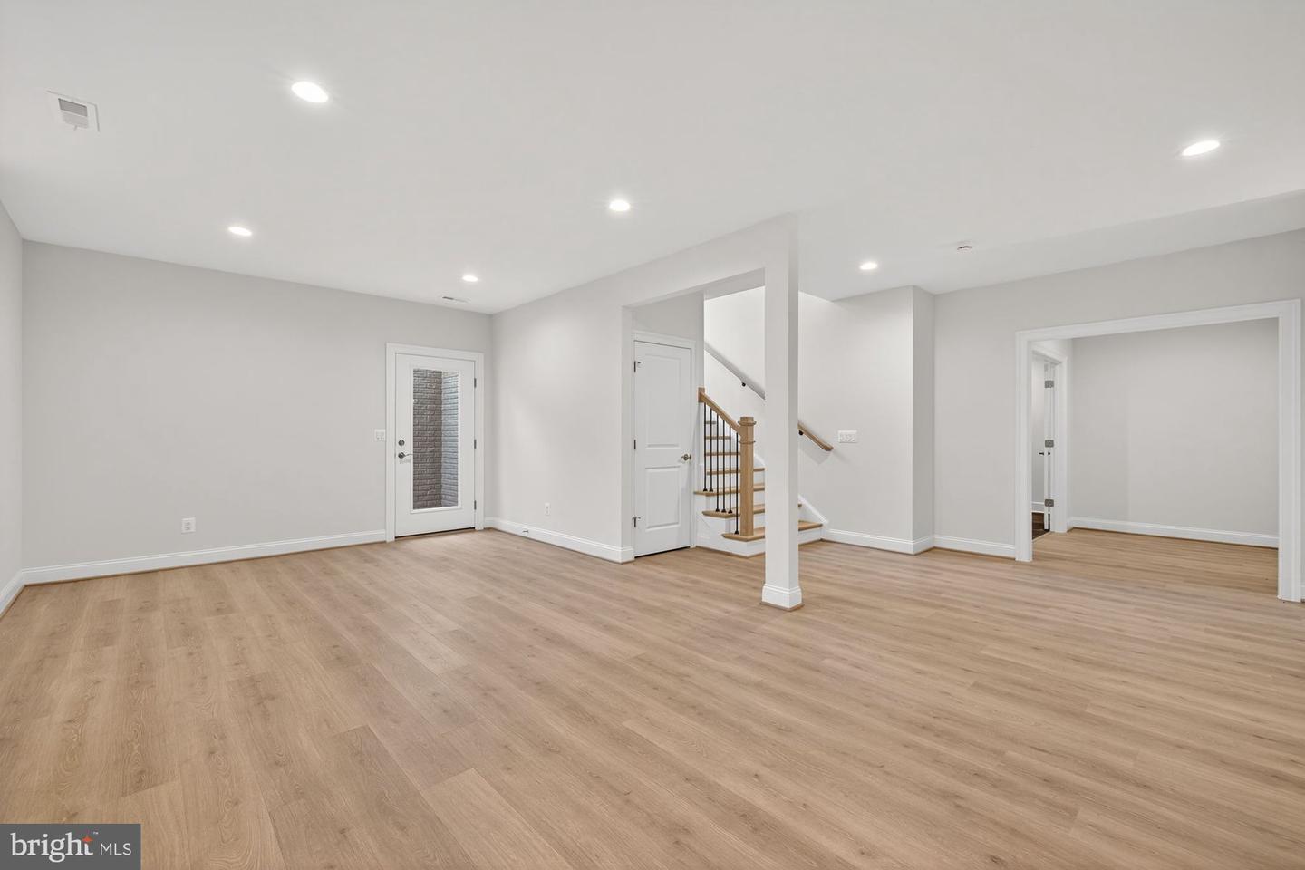 910 FAIRWAY DR NE, VIENNA, Virginia 22180, 6 Bedrooms Bedrooms, ,6 BathroomsBathrooms,Residential,For sale,910 FAIRWAY DR NE,VAFX2228436 MLS # VAFX2228436