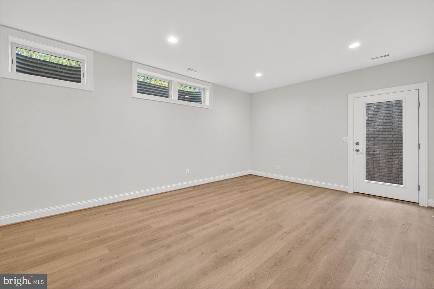 910 FAIRWAY DR NE, VIENNA, Virginia 22180, 6 Bedrooms Bedrooms, ,6 BathroomsBathrooms,Residential,For sale,910 FAIRWAY DR NE,VAFX2228436 MLS # VAFX2228436