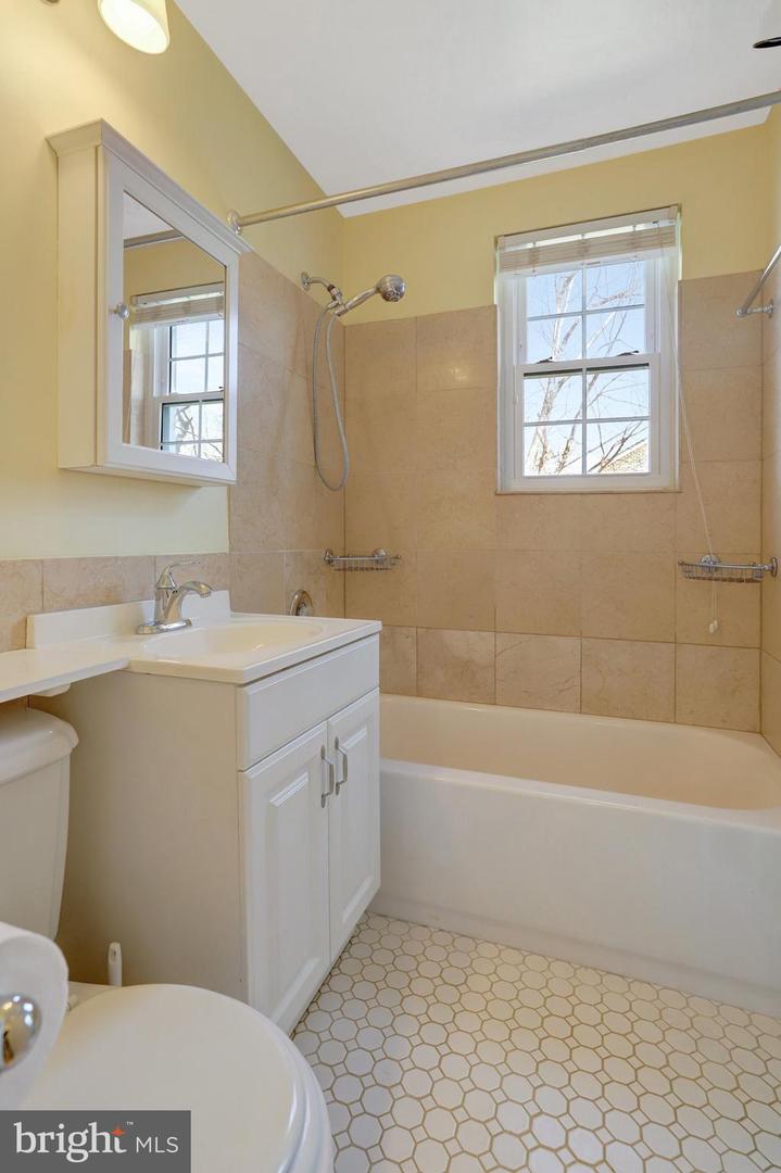 2839-C S WAKEFIELD ST #C, ARLINGTON, Virginia 22206, 3 Bedrooms Bedrooms, ,2 BathroomsBathrooms,Residential,For sale,2839-C S WAKEFIELD ST #C,VAAR2054628 MLS # VAAR2054628