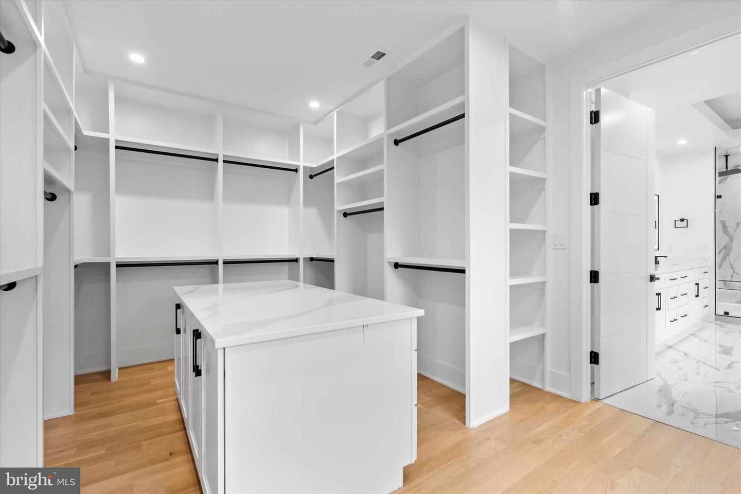 4609 WILLOW RUN DR, ANNANDALE, Virginia 22003, 7 Bedrooms Bedrooms, ,7 BathroomsBathrooms,Residential,For sale,4609 WILLOW RUN DR,VAFX2207416 MLS # VAFX2207416