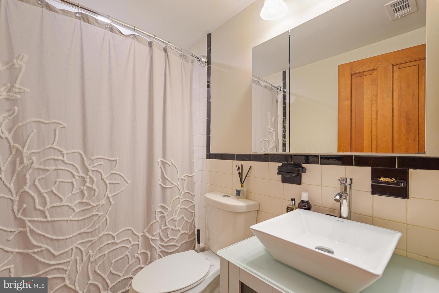 642 EAST CAPITOL ST NE, WASHINGTON, District Of Columbia 20003, 8 Bedrooms Bedrooms, ,8 BathroomsBathrooms,Residential,For sale,642 EAST CAPITOL ST NE,DCDC2191820 MLS # DCDC2191820