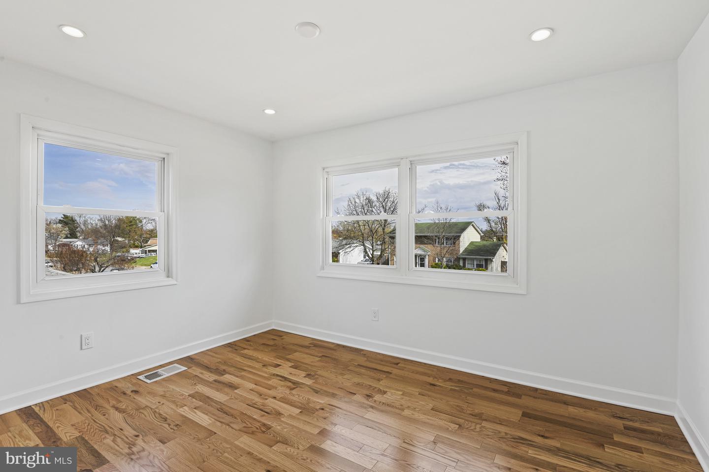 605 N YORK RD, STERLING, Virginia 20164, 5 Bedrooms Bedrooms, ,3 BathroomsBathrooms,Residential,For sale,605 N YORK RD,VALO2091686 MLS # VALO2091686