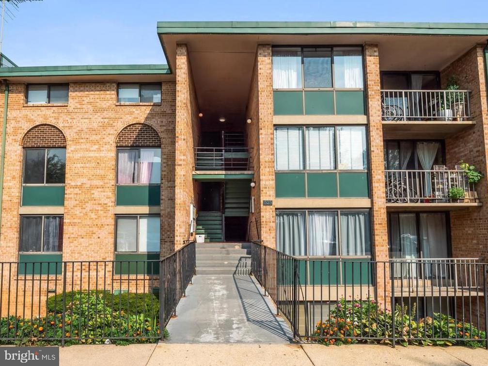 525 N ARMISTEAD ST #T2, ALEXANDRIA, Virginia 22312, 3 Bedrooms Bedrooms, ,2 BathroomsBathrooms,Residential,For sale,525 N ARMISTEAD ST #T2,VAAX2042308 MLS # VAAX2042308