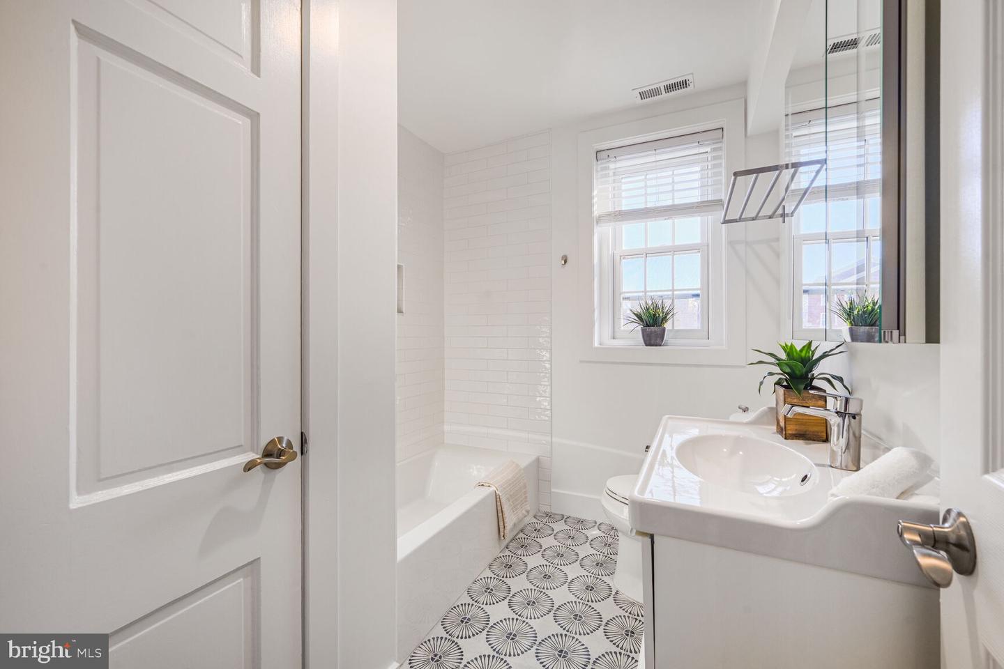 3551 39TH ST NW #E515, WASHINGTON, District Of Columbia 20016, 3 Bedrooms Bedrooms, ,1 BathroomBathrooms,Residential,For sale,3551 39TH ST NW #E515,DCDC2190596 MLS # DCDC2190596