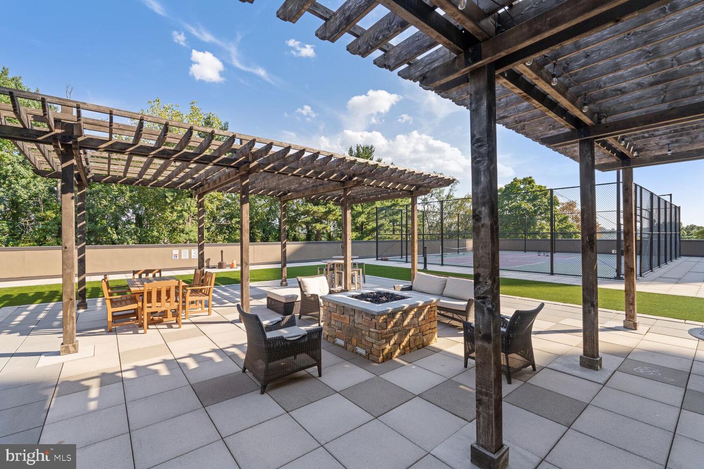 250 S REYNOLDS ST #1001, ALEXANDRIA, Virginia 22304, 2 Bedrooms Bedrooms, 6 Rooms Rooms,2 BathroomsBathrooms,Residential,For sale,250 S REYNOLDS ST #1001,VAAX2043208 MLS # VAAX2043208