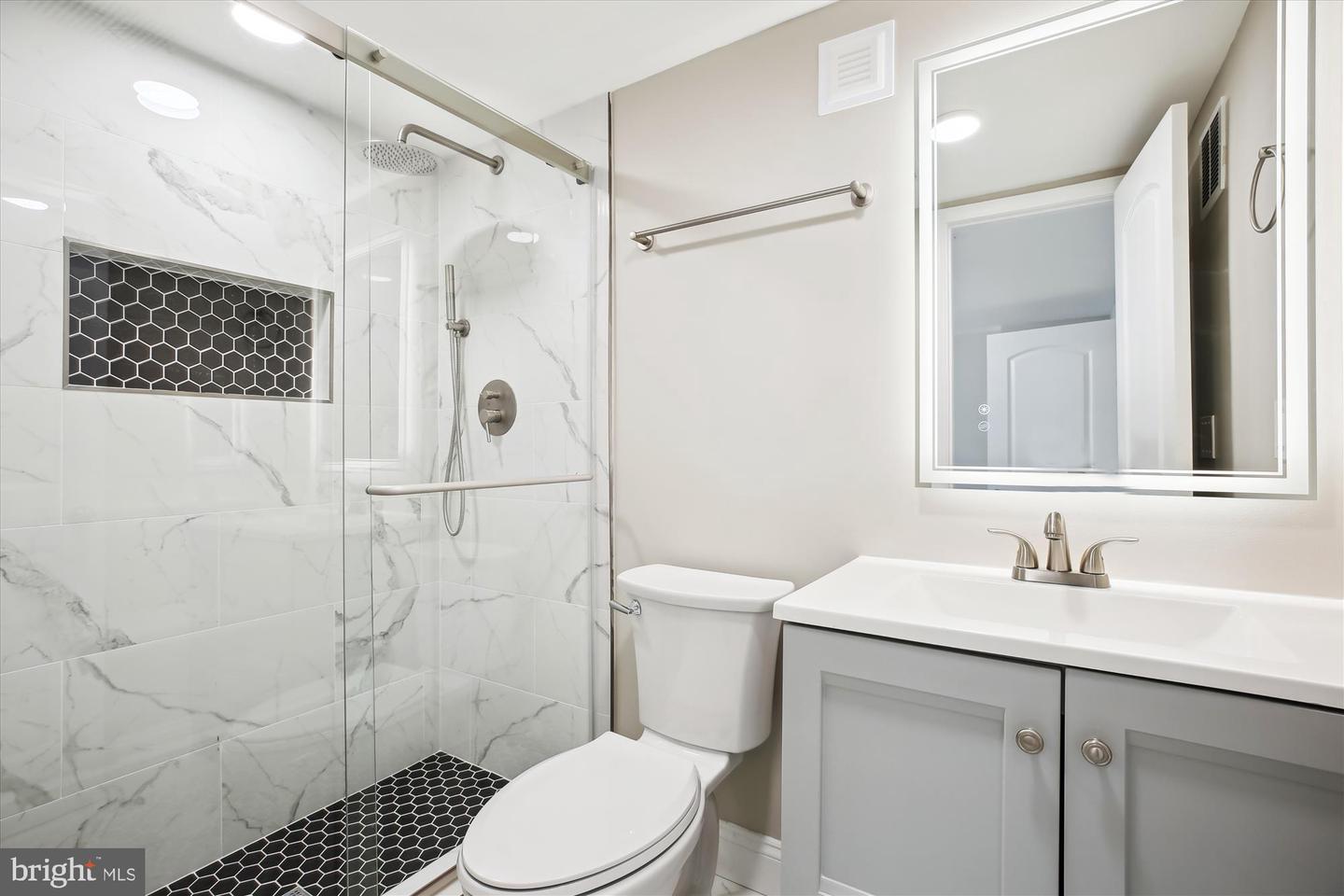 329 15TH ST NE, WASHINGTON, District Of Columbia 20002, 5 Bedrooms Bedrooms, ,4 BathroomsBathrooms,Residential,For sale,329 15TH ST NE,DCDC2191716 MLS # DCDC2191716
