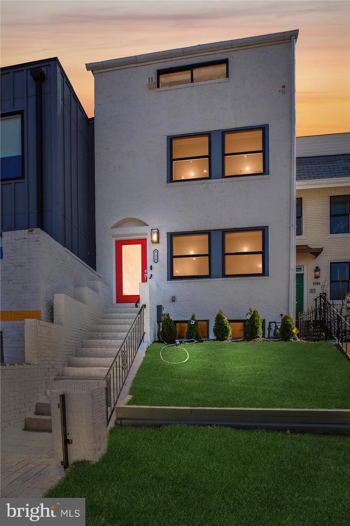 329 15TH ST NE, WASHINGTON, District Of Columbia 20002, 5 Bedrooms Bedrooms, ,4 BathroomsBathrooms,Residential,For sale,329 15TH ST NE,DCDC2191716 MLS # DCDC2191716