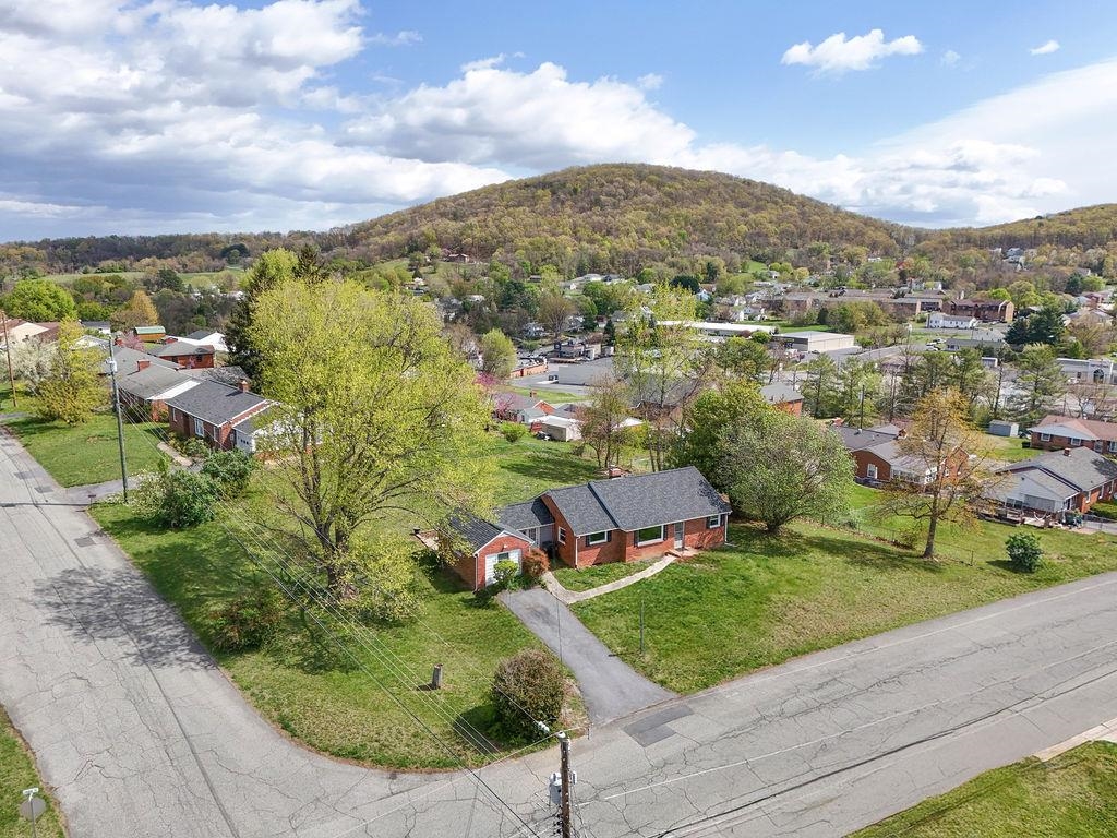 396 LINDEN DR, STAUNTON, Virginia 24401, 3 Bedrooms Bedrooms, ,2 BathroomsBathrooms,Residential,396 LINDEN DR,662527 MLS # 662527