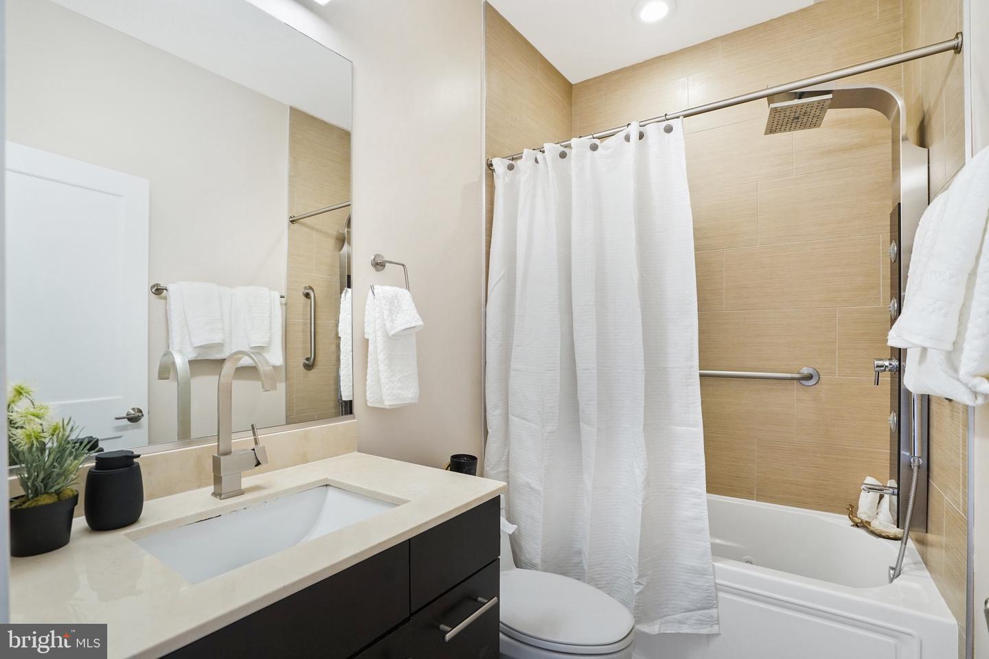 1402 K ST SE #2, WASHINGTON, District Of Columbia 20003, 2 Bedrooms Bedrooms, ,2 BathroomsBathrooms,Residential,For sale,1402 K ST SE #2,DCDC2191206 MLS # DCDC2191206
