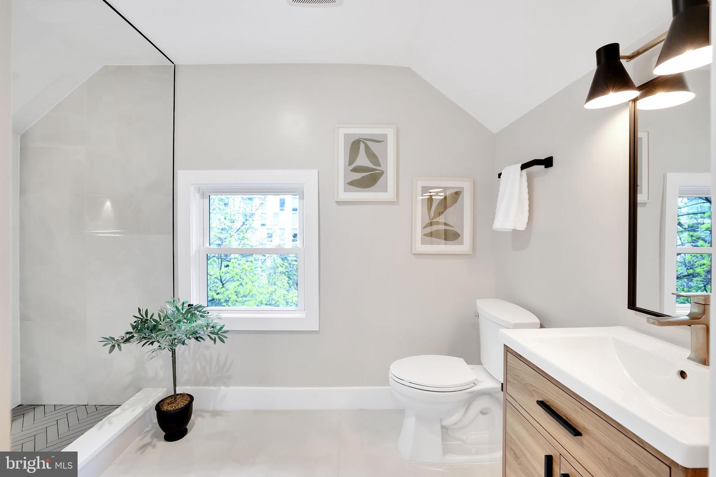 3740 KANAWHA ST NW, WASHINGTON, District Of Columbia 20015, 5 Bedrooms Bedrooms, ,4 BathroomsBathrooms,Residential,For sale,3740 KANAWHA ST NW,DCDC2191558 MLS # DCDC2191558