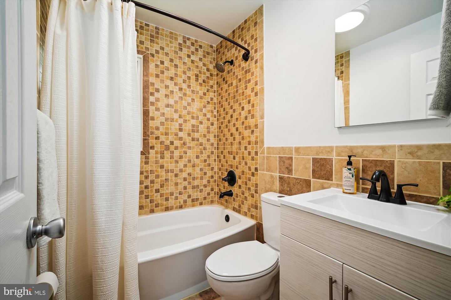 1416 S BUCHANAN ST, ARLINGTON, Virginia 22204, 3 Bedrooms Bedrooms, ,2 BathroomsBathrooms,Residential,For sale,1416 S BUCHANAN ST,VAAR2055000 MLS # VAAR2055000