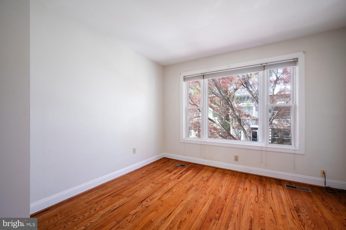613 14TH PL NE, WASHINGTON, District Of Columbia 20002, 2 Bedrooms Bedrooms, ,2 BathroomsBathrooms,Residential,For sale,613 14TH PL NE,DCDC2193586 MLS # DCDC2193586