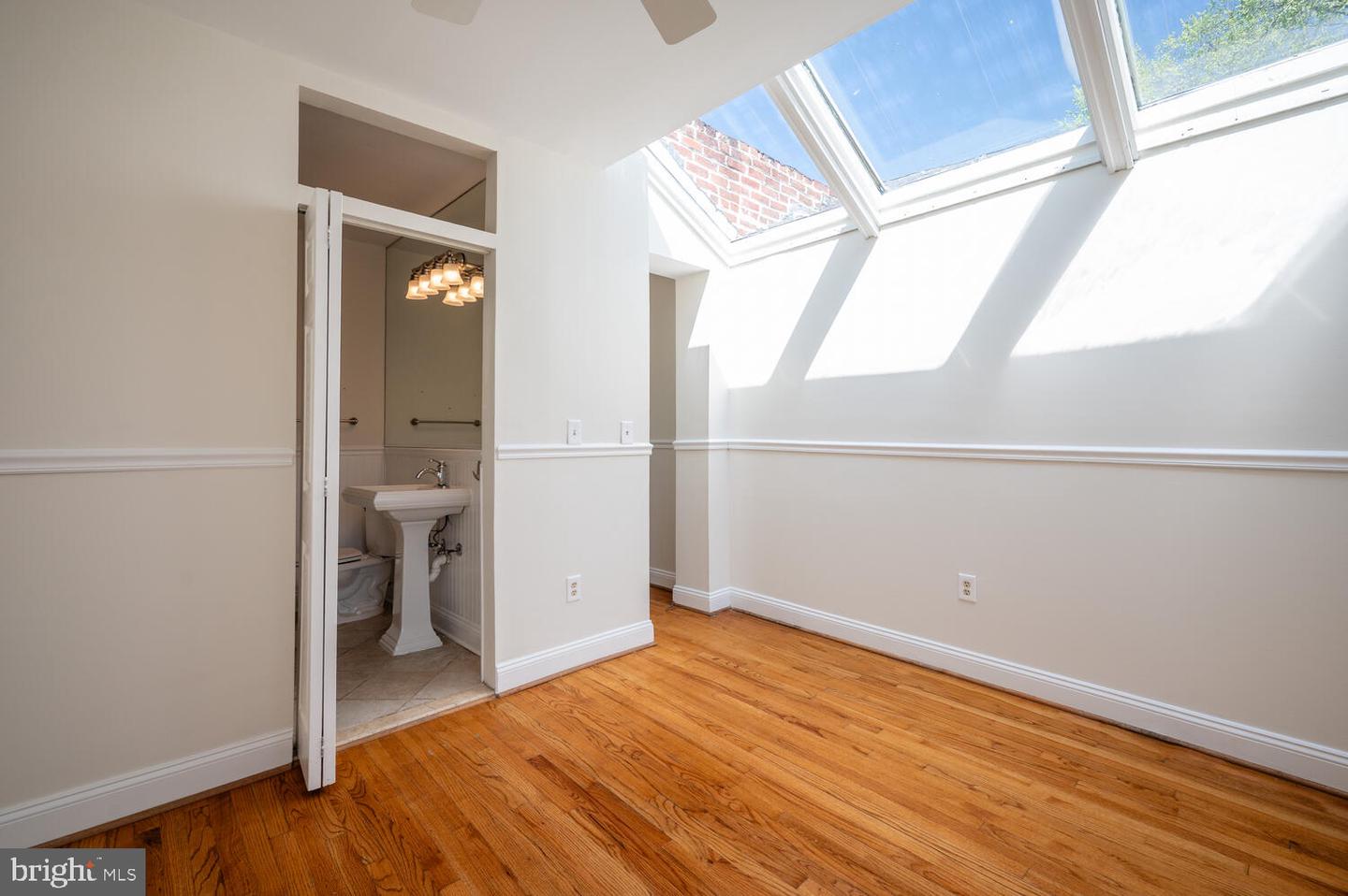 613 14TH PL NE, WASHINGTON, District Of Columbia 20002, 2 Bedrooms Bedrooms, ,2 BathroomsBathrooms,Residential,For sale,613 14TH PL NE,DCDC2193586 MLS # DCDC2193586