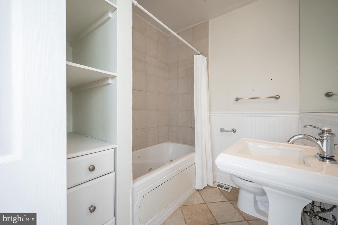 613 14TH PL NE, WASHINGTON, District Of Columbia 20002, 2 Bedrooms Bedrooms, ,2 BathroomsBathrooms,Residential,For sale,613 14TH PL NE,DCDC2193586 MLS # DCDC2193586