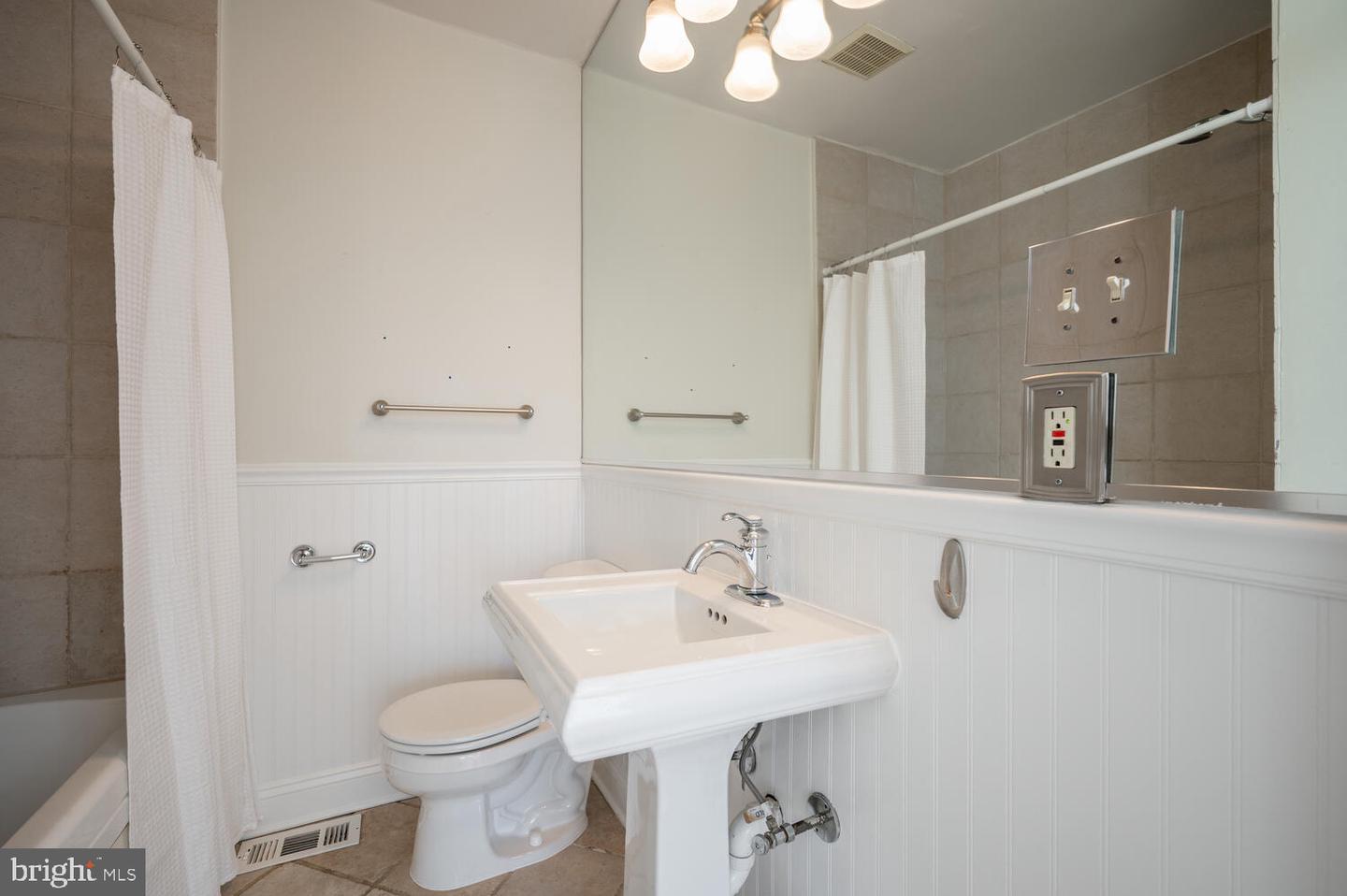 613 14TH PL NE, WASHINGTON, District Of Columbia 20002, 2 Bedrooms Bedrooms, ,2 BathroomsBathrooms,Residential,For sale,613 14TH PL NE,DCDC2193586 MLS # DCDC2193586