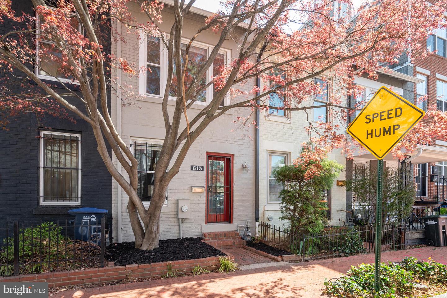 613 14TH PL NE, WASHINGTON, District Of Columbia 20002, 2 Bedrooms Bedrooms, ,2 BathroomsBathrooms,Residential,For sale,613 14TH PL NE,DCDC2193586 MLS # DCDC2193586