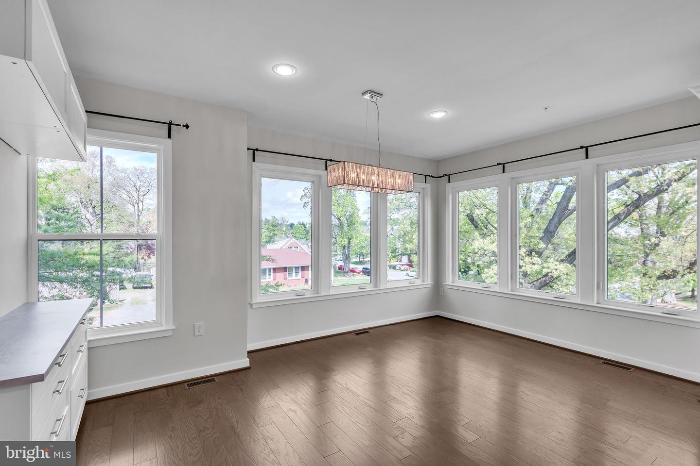 3951 OAK ST, FAIRFAX, Virginia 22030, 4 Bedrooms Bedrooms, 3 Rooms Rooms,3 BathroomsBathrooms,Residential,For sale,3951 OAK ST,VAFC2005608 MLS # VAFC2005608