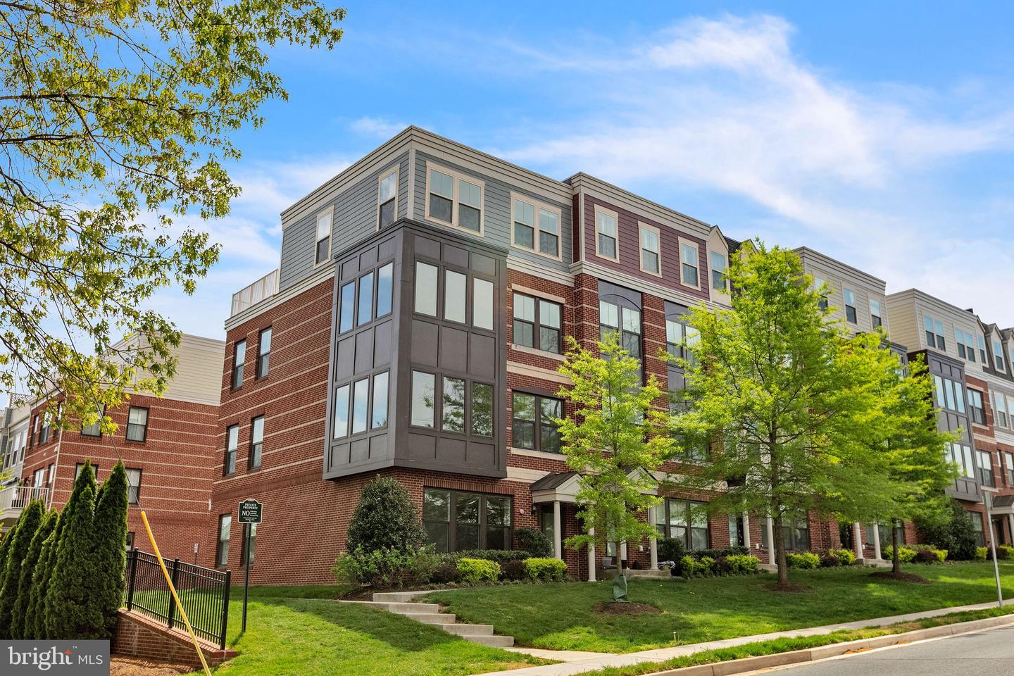 3951 OAK ST, FAIRFAX, Virginia 22030, 4 Bedrooms Bedrooms, 3 Rooms Rooms,3 BathroomsBathrooms,Residential,For sale,3951 OAK ST,VAFC2005608 MLS # VAFC2005608