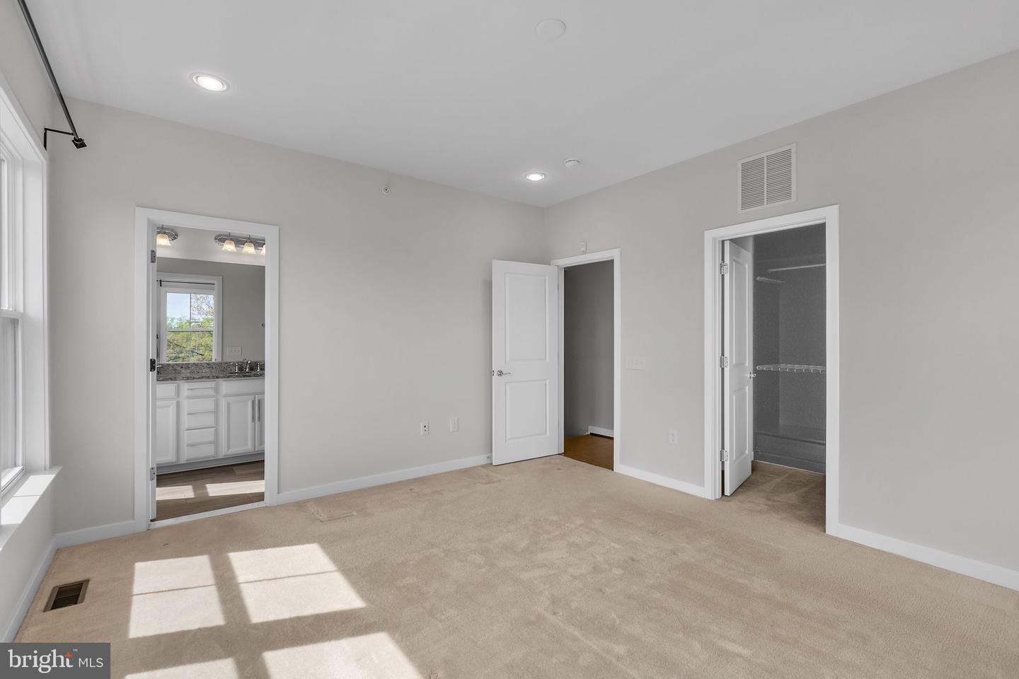 3951 OAK ST, FAIRFAX, Virginia 22030, 4 Bedrooms Bedrooms, 3 Rooms Rooms,3 BathroomsBathrooms,Residential,For sale,3951 OAK ST,VAFC2005608 MLS # VAFC2005608