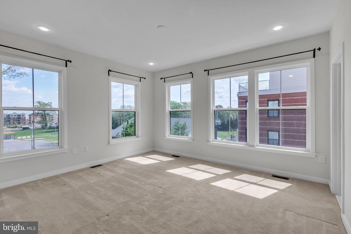 3951 OAK ST, FAIRFAX, Virginia 22030, 4 Bedrooms Bedrooms, 3 Rooms Rooms,3 BathroomsBathrooms,Residential,For sale,3951 OAK ST,VAFC2005608 MLS # VAFC2005608