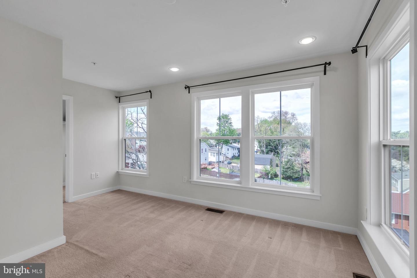 3951 OAK ST, FAIRFAX, Virginia 22030, 4 Bedrooms Bedrooms, 3 Rooms Rooms,3 BathroomsBathrooms,Residential,For sale,3951 OAK ST,VAFC2005608 MLS # VAFC2005608