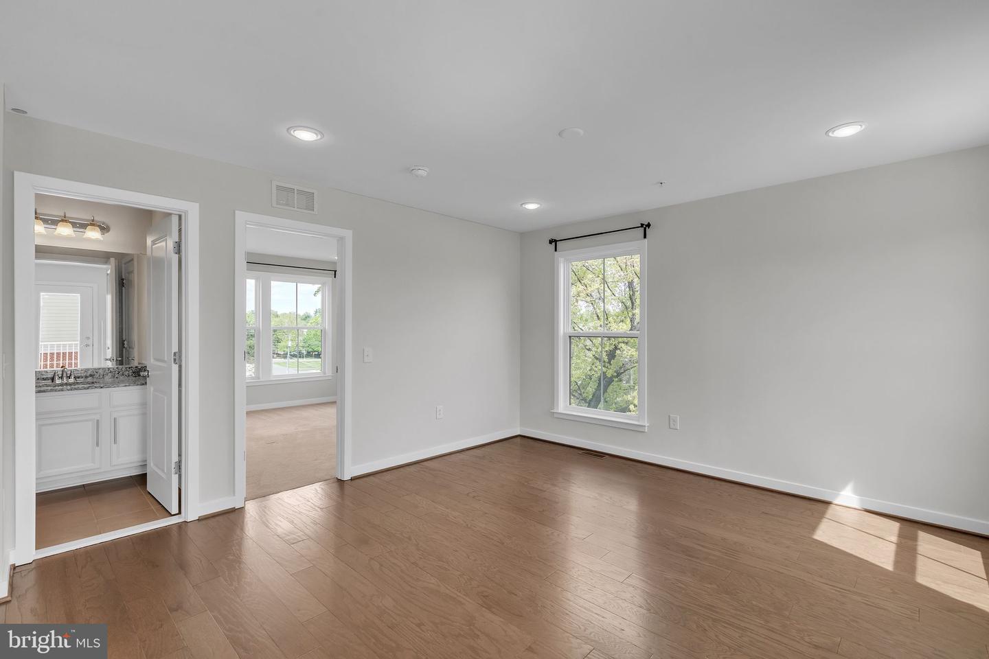 3951 OAK ST, FAIRFAX, Virginia 22030, 4 Bedrooms Bedrooms, 3 Rooms Rooms,3 BathroomsBathrooms,Residential,For sale,3951 OAK ST,VAFC2005608 MLS # VAFC2005608