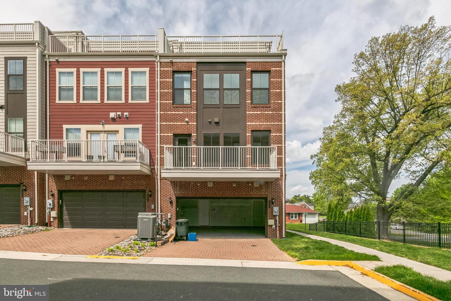 3951 OAK ST, FAIRFAX, Virginia 22030, 4 Bedrooms Bedrooms, 3 Rooms Rooms,3 BathroomsBathrooms,Residential,For sale,3951 OAK ST,VAFC2005608 MLS # VAFC2005608