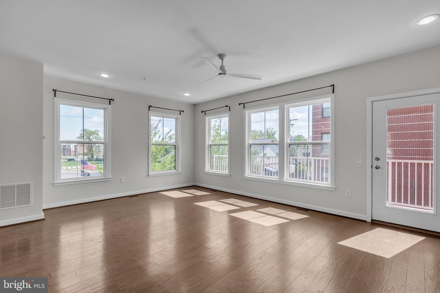 3951 OAK ST, FAIRFAX, Virginia 22030, 4 Bedrooms Bedrooms, 3 Rooms Rooms,3 BathroomsBathrooms,Residential,For sale,3951 OAK ST,VAFC2005608 MLS # VAFC2005608