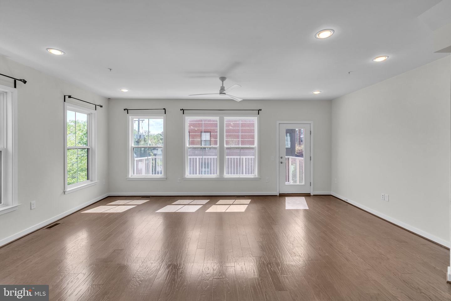3951 OAK ST, FAIRFAX, Virginia 22030, 4 Bedrooms Bedrooms, 3 Rooms Rooms,3 BathroomsBathrooms,Residential,For sale,3951 OAK ST,VAFC2005608 MLS # VAFC2005608