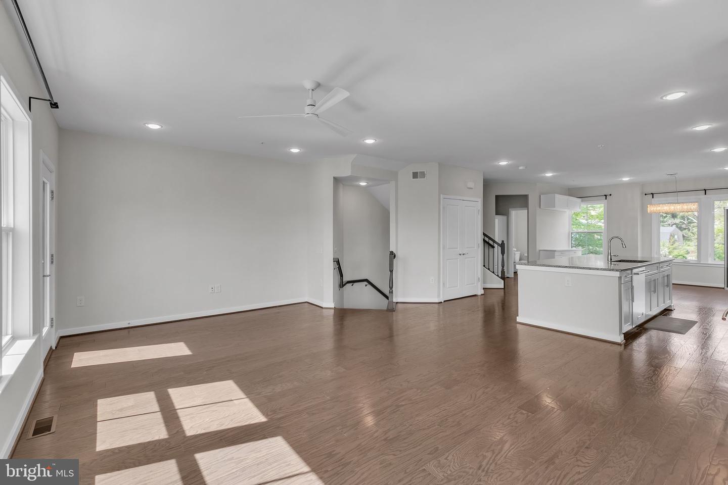 3951 OAK ST, FAIRFAX, Virginia 22030, 4 Bedrooms Bedrooms, 3 Rooms Rooms,3 BathroomsBathrooms,Residential,For sale,3951 OAK ST,VAFC2005608 MLS # VAFC2005608