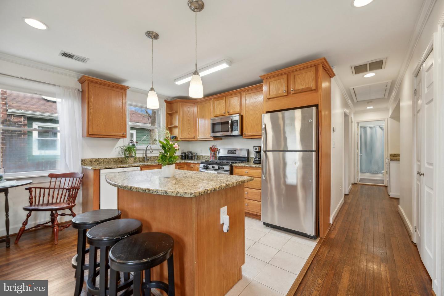 39 E REED AVE, ALEXANDRIA, Virginia 22305, 2 Bedrooms Bedrooms, ,2 BathroomsBathrooms,Residential,For sale,39 E REED AVE,VAAX2043092 MLS # VAAX2043092
