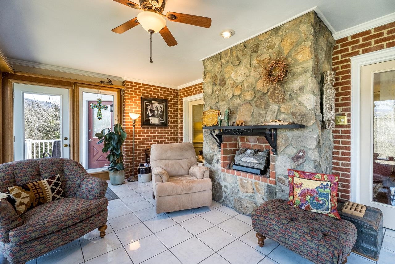 22 MANOR DR, EDINBURG, Virginia 22824, 4 Bedrooms Bedrooms, ,2 BathroomsBathrooms,Residential,22 MANOR DR,662830 MLS # 662830